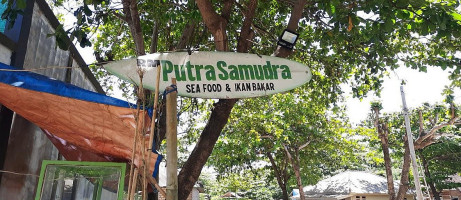 Putra Samudra Seafood Ikan Bakar outside