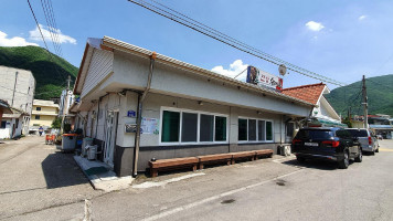 Giant Oriental Sundaeguk outside