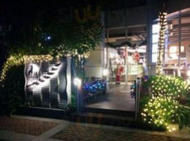 Mǎ Dīng outside