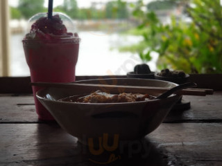 สี่แยกหัวตะเข้ คาเฟ่ แอนด์ เกสท์เฮ้าส์