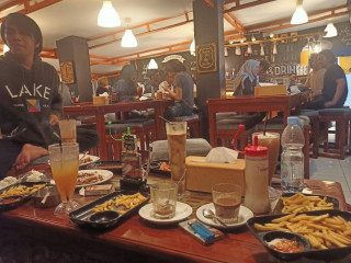 Basecamp Cafe Ciputat